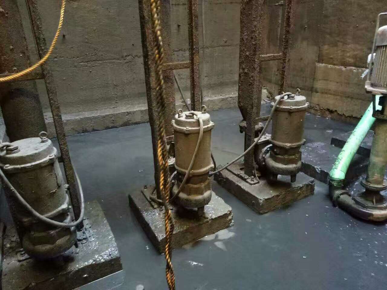 细河污水池清理