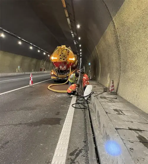 细河隧道排水渠清淤